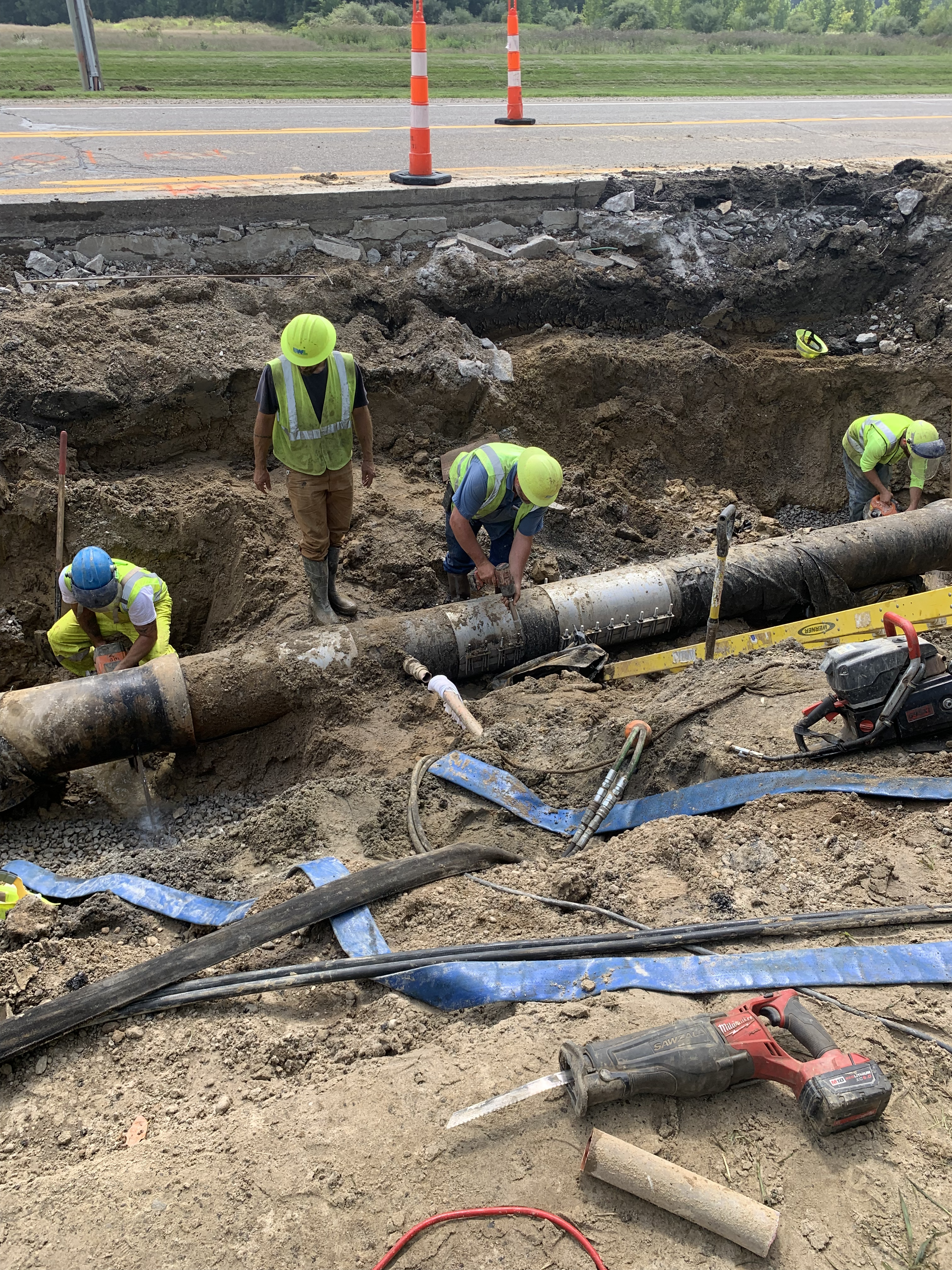 employees working on water main break